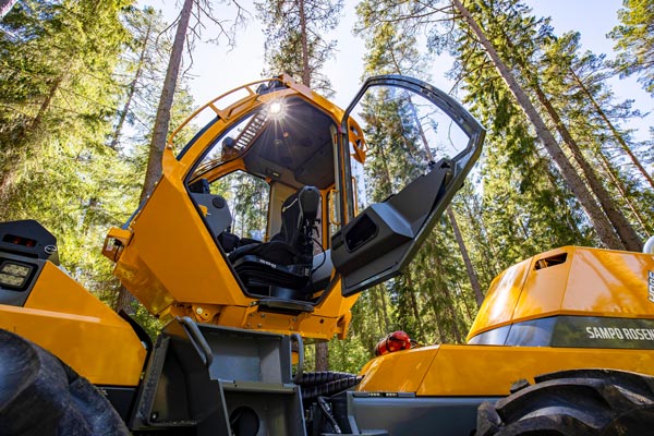 hr86 harvester fahrerhaus mit offener tür