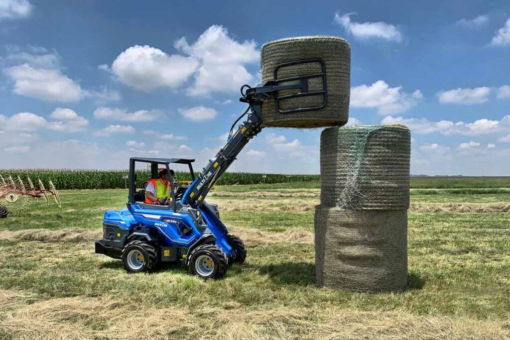 MultiOne Minilader: mit Heuballen-Greifer